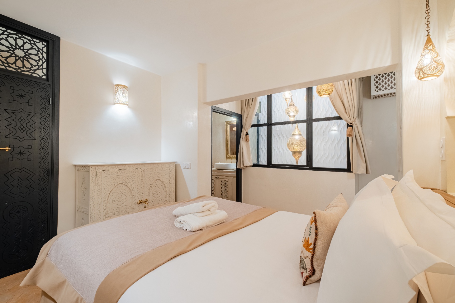 Chambre avec vue sur les lanternes du patio