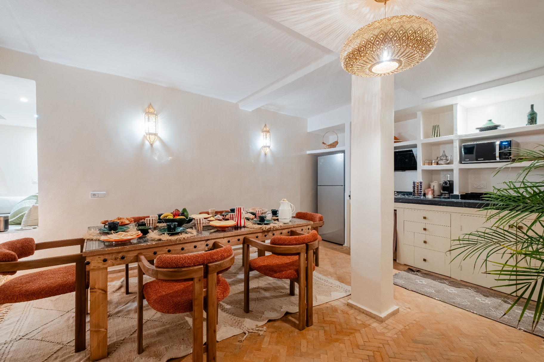 Salle à manger sous la lanterne dorée
