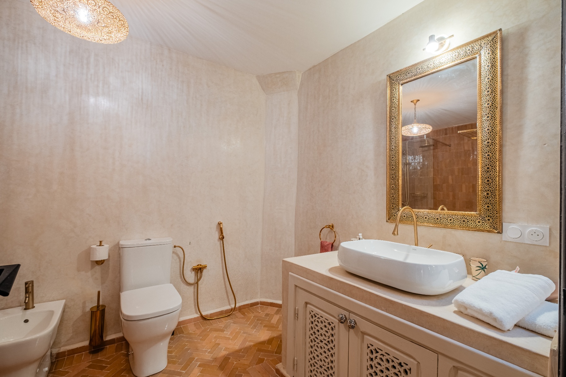 Salle de bain en tadelakt avec miroir doré
