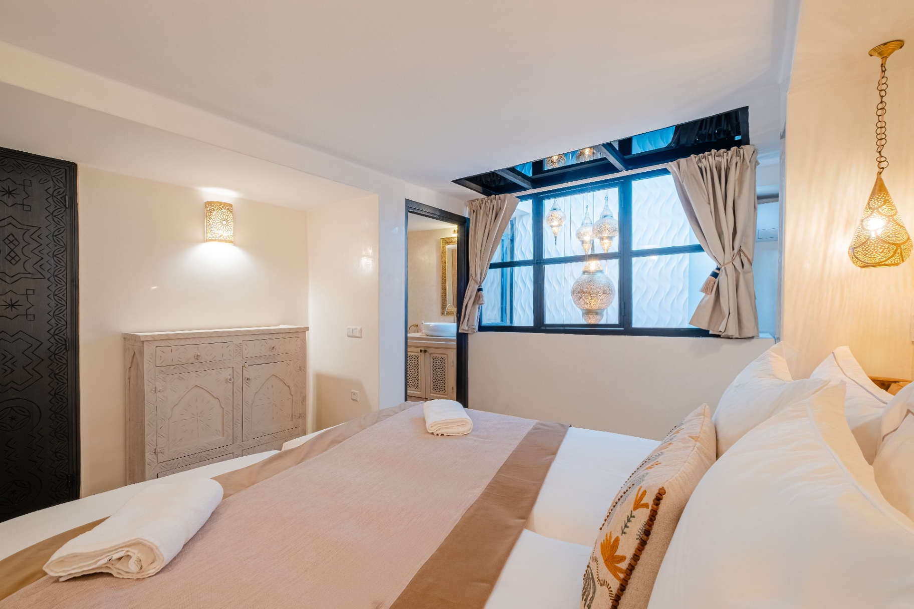 Détails de la chambre et lanternes