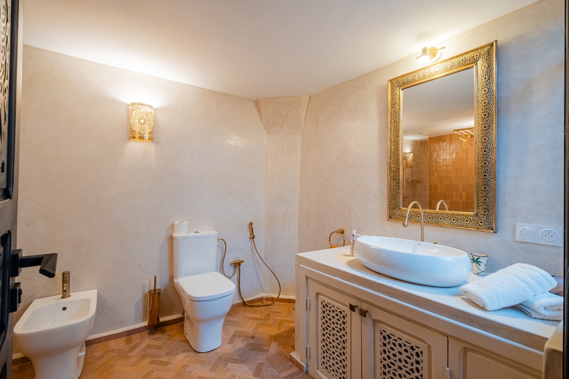 Salle de bain avec miroir en laiton